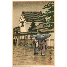 Japanischer Druck "Rain in a Town" von Kawase Hasui, 川瀬巴水 (Kawase Hasui)