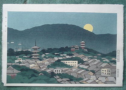 Okumura Koichi (奥村)による浮世絵「a town as the moon is rising over the mountains」