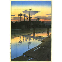 Japanischer Druck "Twilight at Kiba Lumber Yard" von Kawase Hasui, 川瀬巴水 (Kawase Hasui (川瀬巴水))