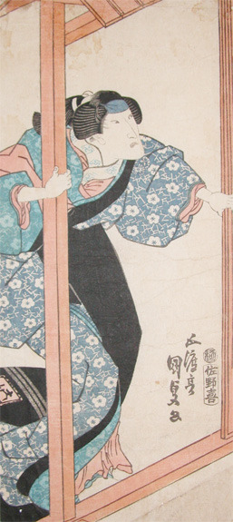 歌川国貞: Kabuki Actor as a Woman at Entrance - Ronin Gallery